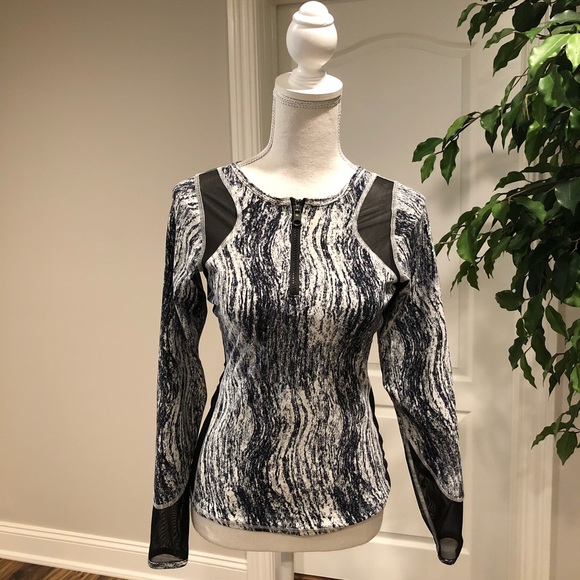 Lululemon Runner Texture Twist Black & White Top - Picture 5 of 8